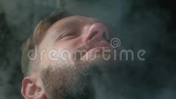 理发店胡须的剃须过程蒸汽刮胡子视频的预览图