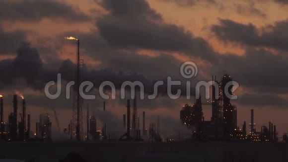 天空隐藏着来自炼油厂的浓烟视频的预览图