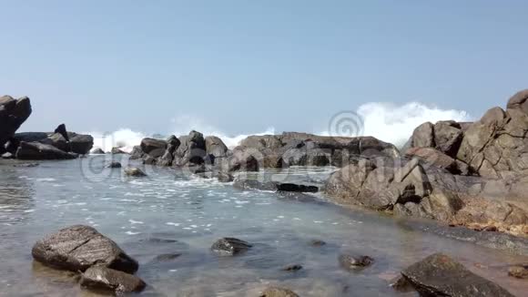 波浪在岩石上碰撞填满潮汐池视频的预览图