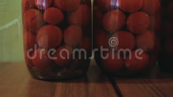 腌制番茄玻璃瓶木桌视频的预览图