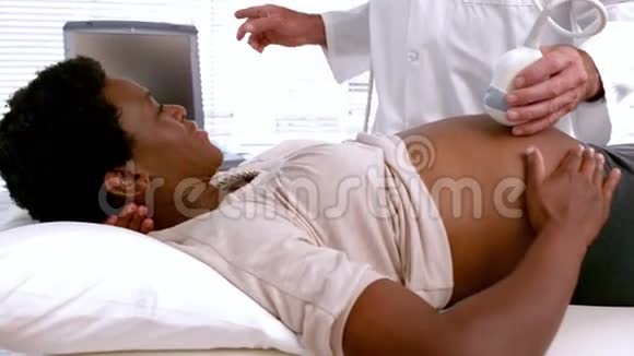 孕妇做超声波扫描视频的预览图