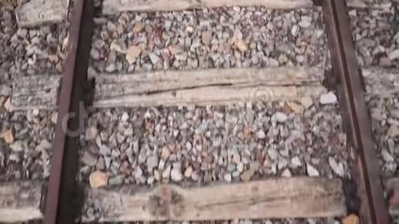 沿着铁路走着稳步前进波夫视频的预览图