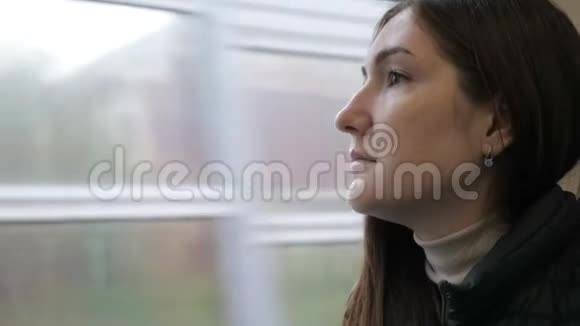 火车上的女人她坐着望着窗外视频的预览图