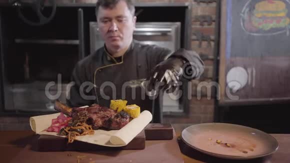 厨师在黑色炊具手套上提供皮塔烤肉切片烤玉米生姜和添加酱汁视频的预览图