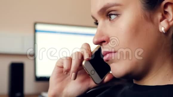 打电话美丽的白种人女孩正在通过拿着电话等待答案特写视频的预览图