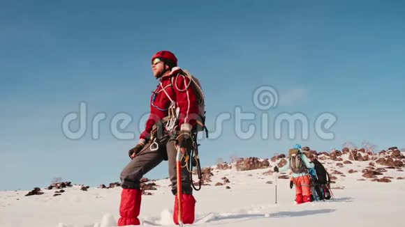 自信的登山者正靠在一把冰斧上把手放在额头上看着远处在里面视频的预览图