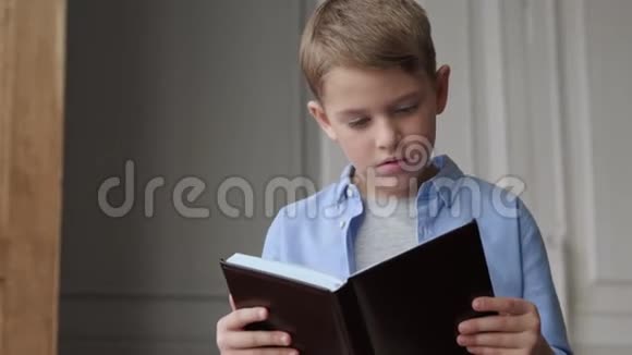 为教育可爱的孩子或学习的男孩阅读书籍视频的预览图