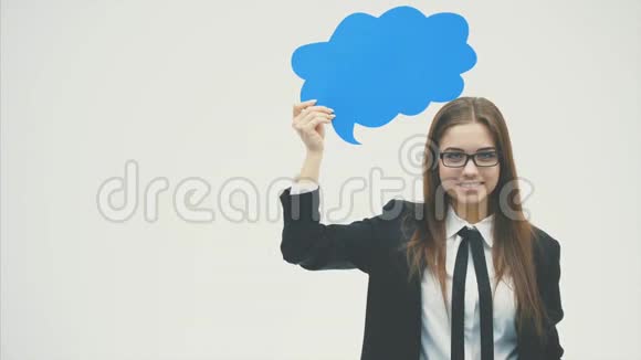 年轻漂亮的商业女孩拿着鸽子泡泡为文字孤立在白色的背景上视频的预览图