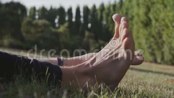 快乐的双脚在阳光下视频的预览图
