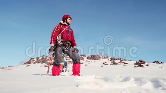 留胡子的登山者的底视图他看向远处转向侧面他穿着暖和的衣服视频的预览图
