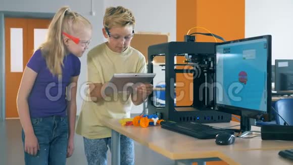 3D打印课程是由两个孩子从平板电脑控制视频的预览图