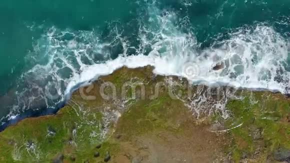 空中观景波浪撞击岩石视频的预览图