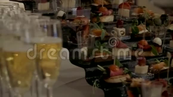 桌上摆着一排排的香槟杯和零食视频的预览图