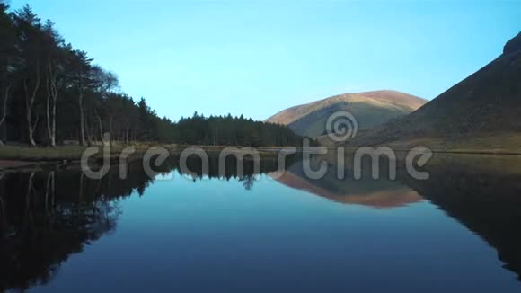 宁静的湖面和群山对天空的美丽画面视频的预览图