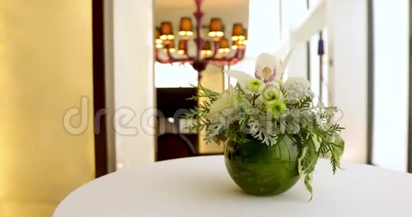 桌上圆形花瓶的花型排列视频的预览图