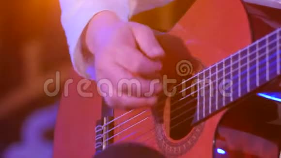 吉他和吉他的特写镜头视频的预览图
