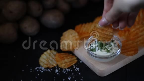 薯片和大蒜酱视频的预览图