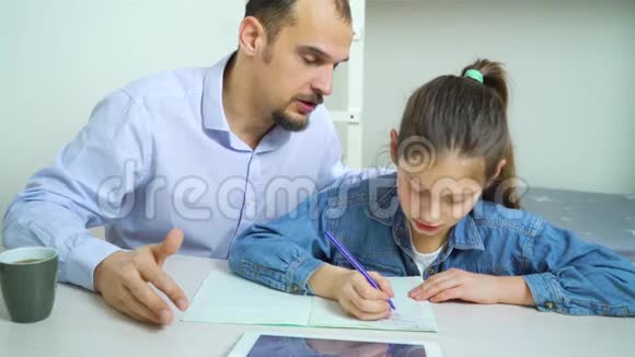 父亲帮助女儿做家庭作业视频的预览图