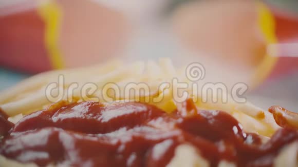 炸薯条或炸土豆和番茄酱特写慢镜头视频的预览图