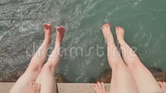 夏天的下午两个女孩在河里挂着漂亮的腿视频的预览图