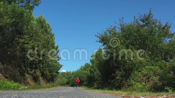 年轻女子在森林里慢跑特写视频的预览图