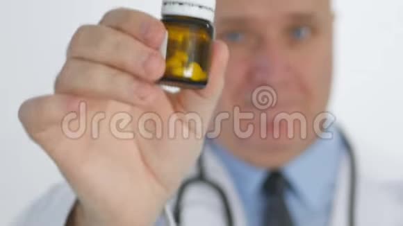 自信医生拇指向上展示药物推荐新的维生素丸视频的预览图