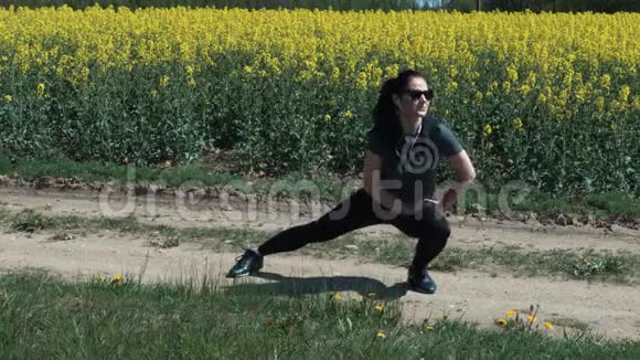 健康的生活方式健身妇女在乡间小路上跑步前热身视频的预览图