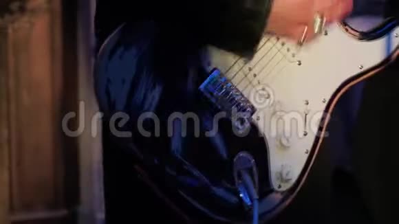 吉他手在舞台上演奏电吉他视频的预览图