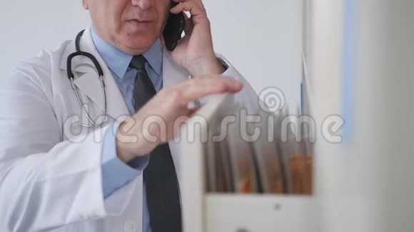 与医生慢动作与手机通话不做手势视频的预览图