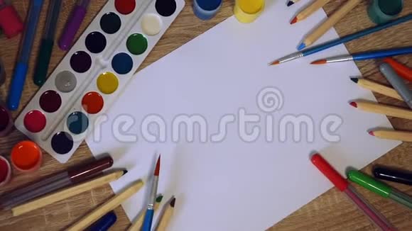 纸油漆和铅笔绘图视频的预览图