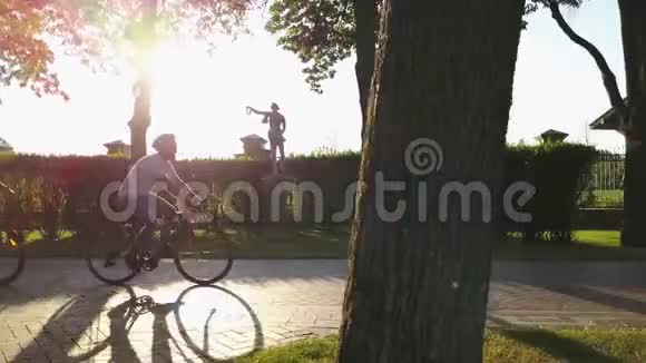 四个骑自行车的人在阳光公园视频的预览图