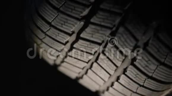 汽车轮胎旋转缓慢启动视频的预览图