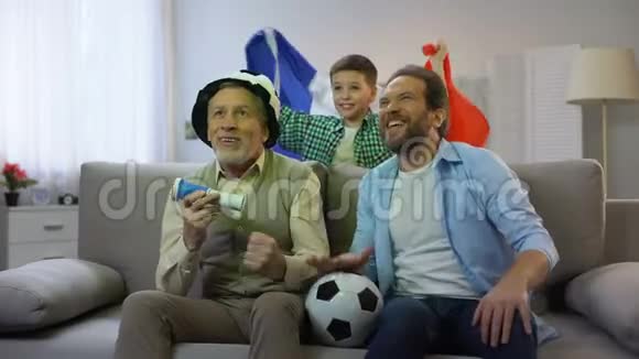 兴奋的男性家庭成员为法国足球队锦标赛主场欢呼视频的预览图
