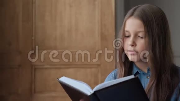 为教育可爱的孩子或学习的女孩阅读书籍视频的预览图