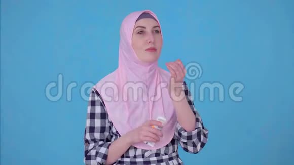 年轻的穆斯林妇女使用面霜视频的预览图