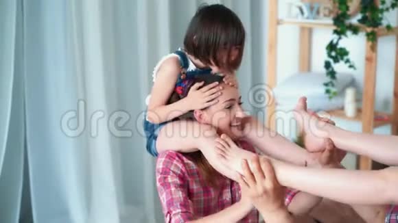 女儿坐在父母和家人的肩膀上玩得很开心动作很慢视频的预览图