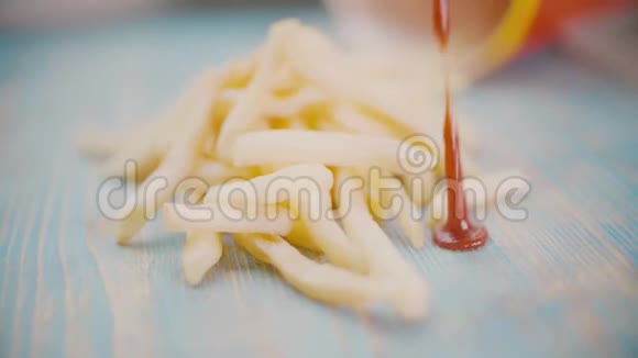 在薯条上加入番茄酱特写慢镜头视频的预览图