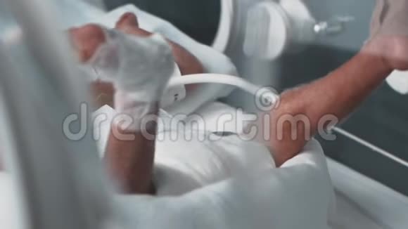新生儿早产在医院保温箱里抽动小胳膊小腿视频的预览图