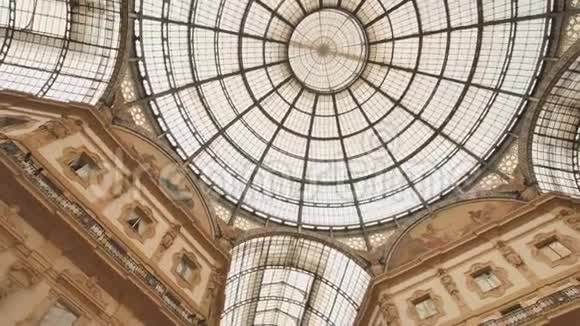 米兰市VittorioEmanueleII玻璃天花板在中午视频的预览图