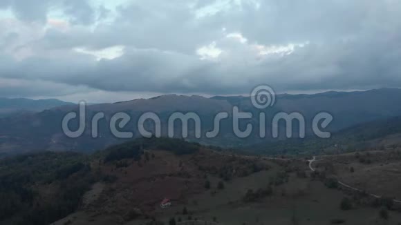 空中无人机视图飞越秋天的山村与森林田野雄伟的景色美丽世界视频的预览图