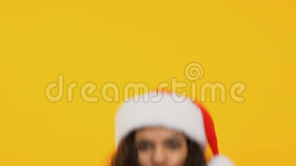 圣诞老人帽子里兴奋的女孩跳了出来向圣诞快乐节日气氛致意视频的预览图