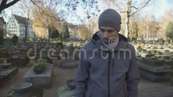一个人站在墓地深深地哭泣思念失去的家庭孤独视频的预览图