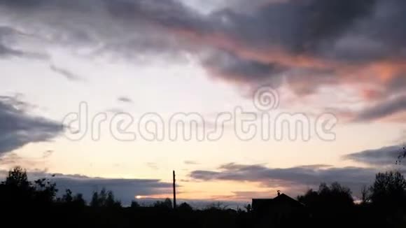 日落时夜空中蓬松的云团视频的预览图