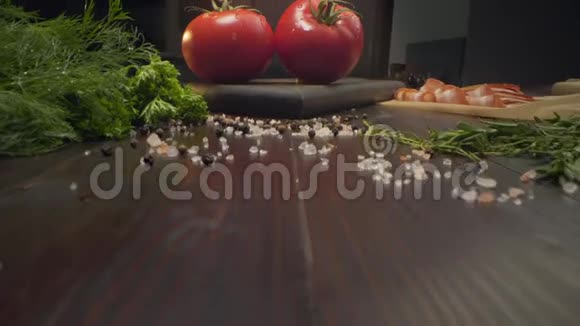 厨房桌上放着两个熟透的红西红柿的幻灯片蔬菜沙拉的原料视频的预览图
