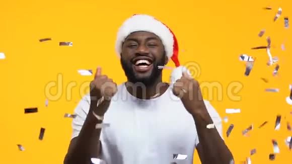 兴奋的非洲裔美国人戴着圣诞帽表示是的手势新年祝福视频的预览图