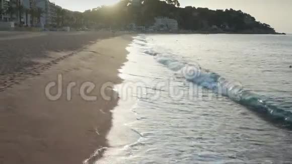 度假小镇沙滩和海浪的无人视野视频的预览图