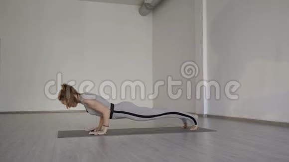 女瑜伽教练在工作室工作4K视频的预览图