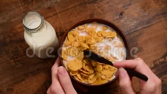 吃牛奶的玉米片视频的预览图