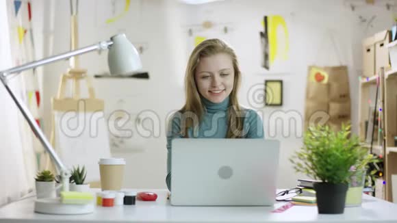 年轻漂亮的女士用手提电脑喝咖啡视频的预览图