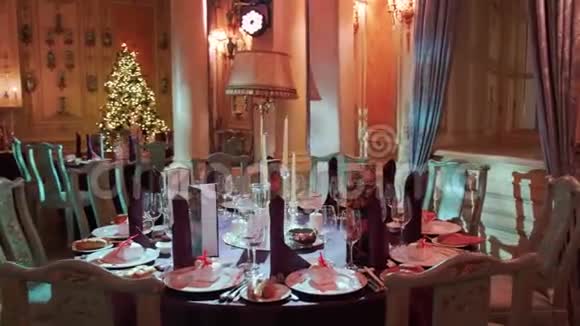 宴会装饰的桌子有餐具视频的预览图